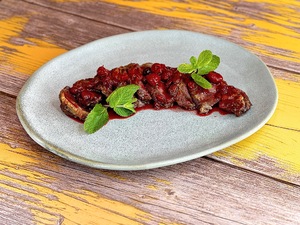 Утиная грудка с ягодным соусом